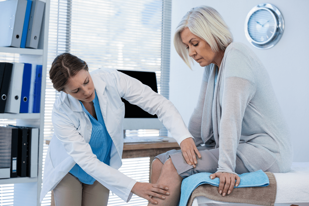 Tedaviye ihtiyaç duyan artroz hastası bir doktor tarafından muayene ediliyor